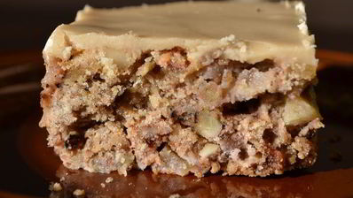 старомодный яблочный кекс с коричневой глазурью