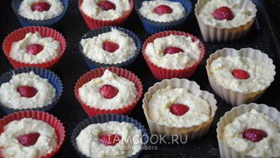 творожные кексы с клубникой