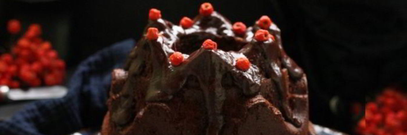 Влажный шоколадный кекс с джемом