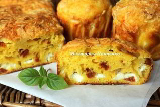 Закусочный кекс с фетаксой и вялеными томатами