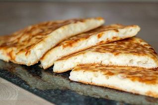 Быстрые хачапури на кефире с брынзой