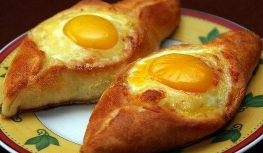 Рецепт грузинских хачапури с яйцом по-аджарски