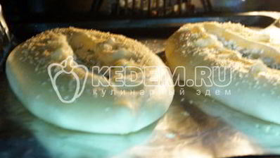 хачапури с брынзой и яйцом