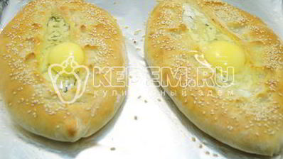 хачапури с брынзой и яйцом