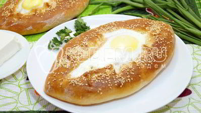 хачапури с брынзой и яйцом