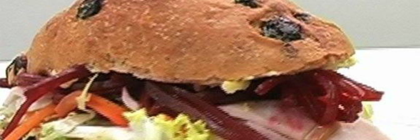 Багет с курицей и свеклой