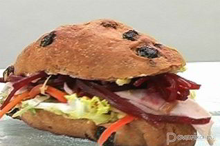 Багет с курицей и свеклой