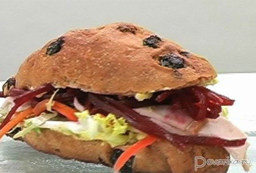 Багет с курицей и свеклой