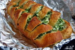 Багет с сыром и чесноком