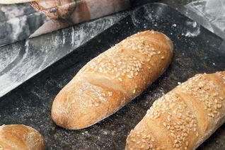 Багеты из семолины с кунжутом