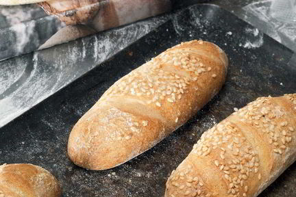 Багеты из семолины с кунжутом