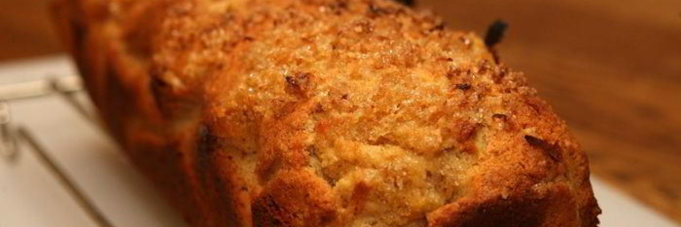 Банановый хлеб с изюмом и орехами