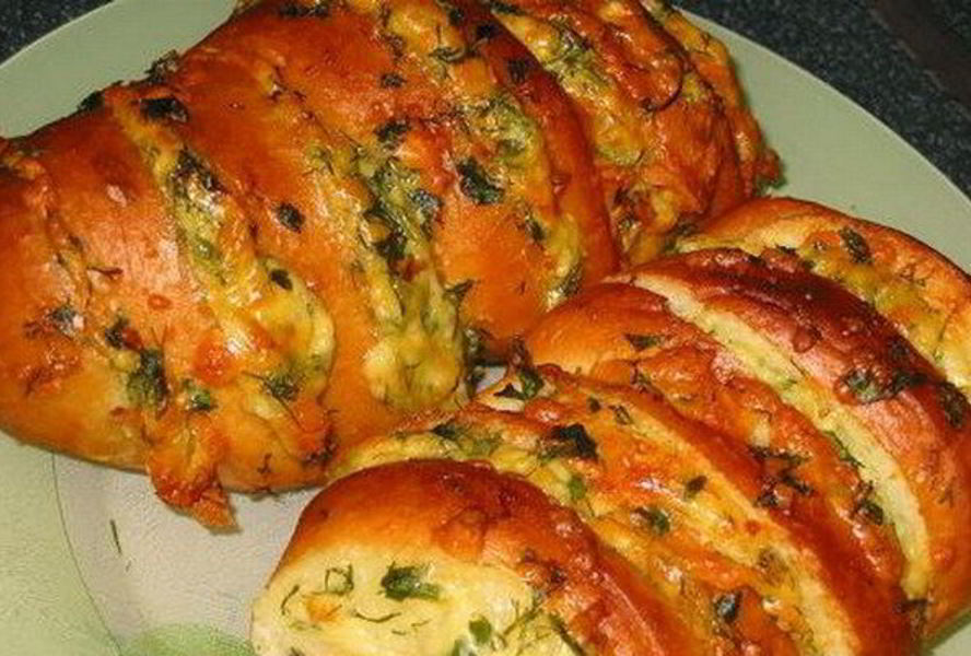 Батон с чесноком и сыром в духовке