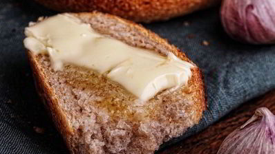 батоны на закваске с печеным чесноком