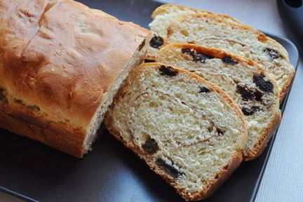 Домашний хлеб с изюмом и корицей
