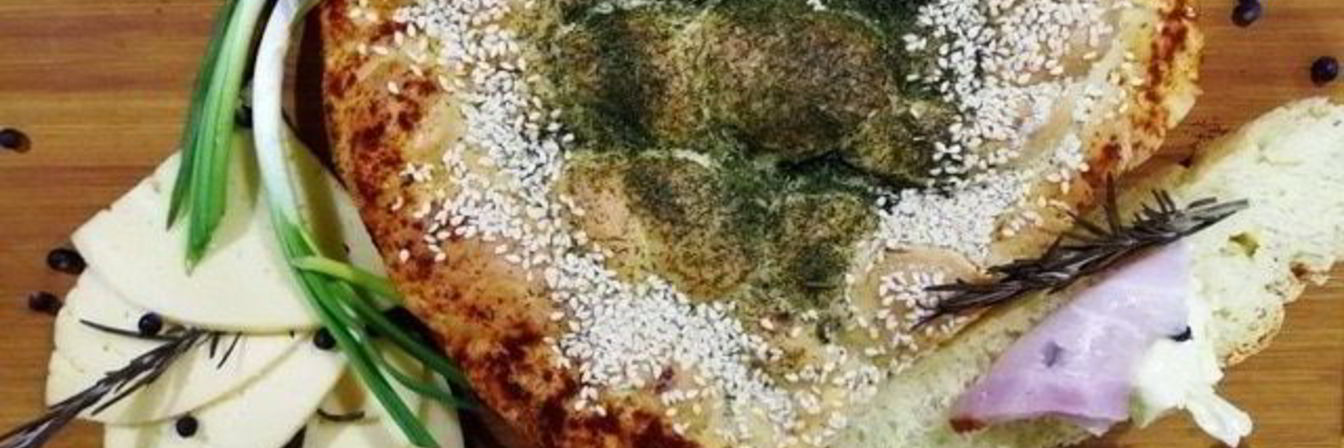 Хлеб из кукурузной муки с луком и розмарином