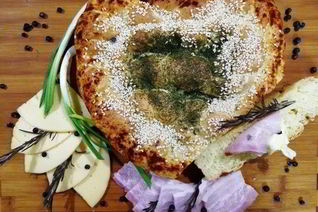 Хлеб из кукурузной муки с луком и розмарином