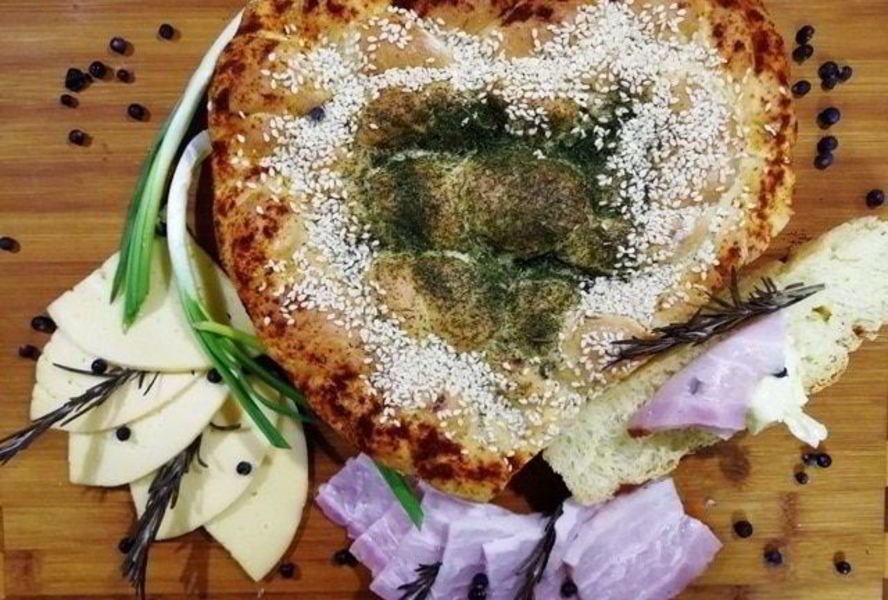 Хлеб из кукурузной муки с луком и розмарином