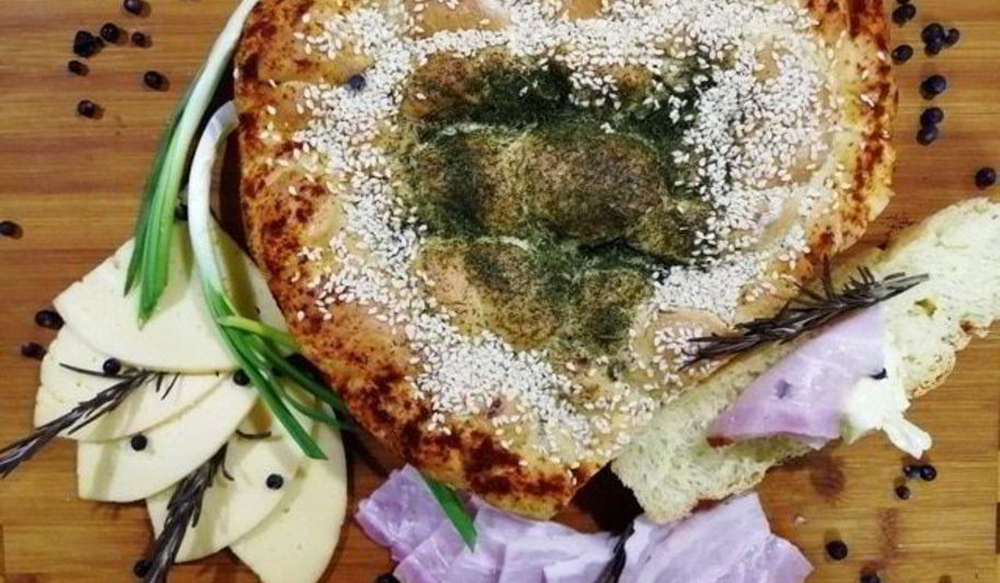 Рецепт хлеба из кукурузной муки с луком и розмарином