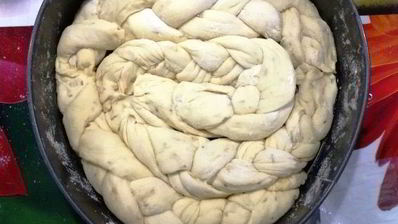 хлеб из кукурузной муки с луком и розмарином