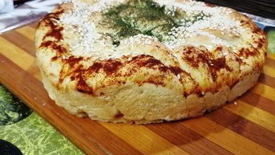 хлеб из кукурузной муки с луком и розмарином