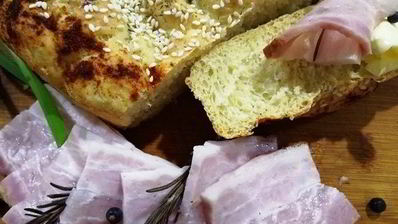 хлеб из кукурузной муки с луком и розмарином