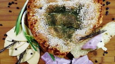 хлеб из кукурузной муки с луком и розмарином