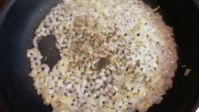 хлеб из кукурузной муки с луком и розмарином