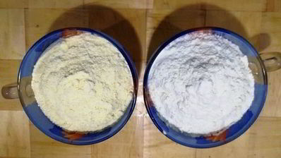 хлеб из кукурузной муки с луком и розмарином