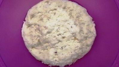 хлеб из кукурузной муки с луком и розмарином