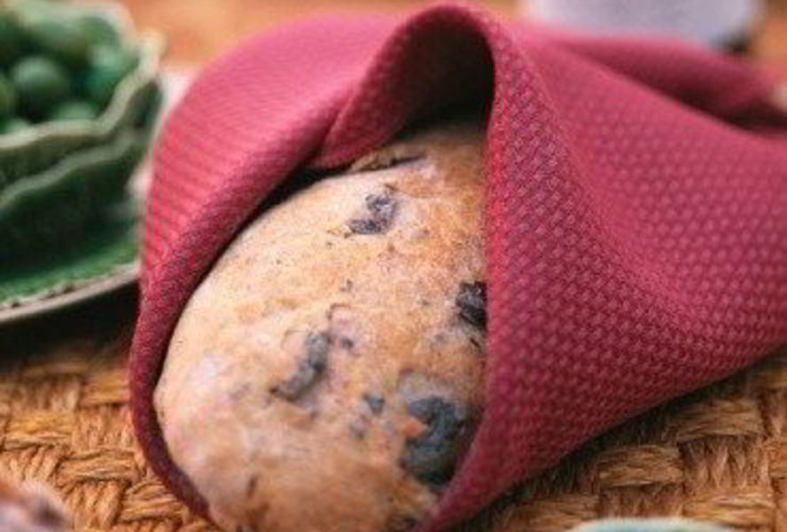 Хлеб с панчеттой, оливками и маслинами