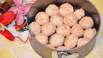 хлеб с паприкой и маком