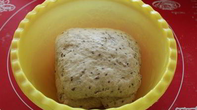 хлеб с цельнозерновой мукой и семенами льна