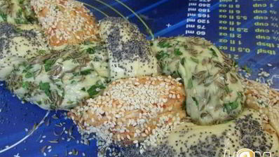 хлеб с зеленью и красным перцем