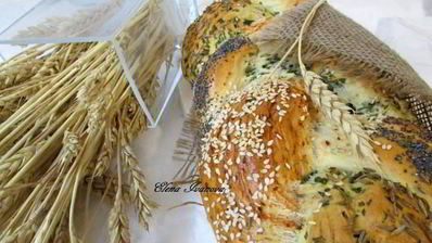 хлеб с зеленью и красным перцем