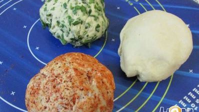 хлеб с зеленью и красным перцем