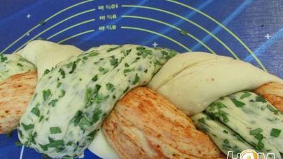 хлеб с зеленью и красным перцем