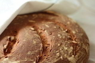 Хлеб со смешанной мукой и семечками на ржаной закваске