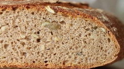хлеб со смешанной мукой и семечками на ржаной закваске