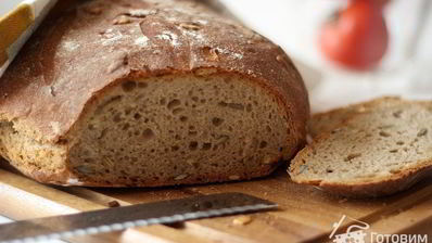 хлеб со смешанной мукой и семечками на ржаной закваске