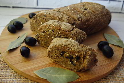 Ржаной хлеб с маслинами и прованскими травами