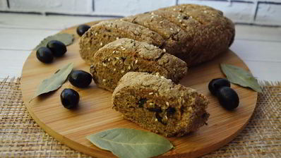 ржаной хлеб с маслинами и прованскими травами