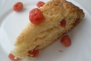 Сконы с вяленой вишней и лимонной глазурью