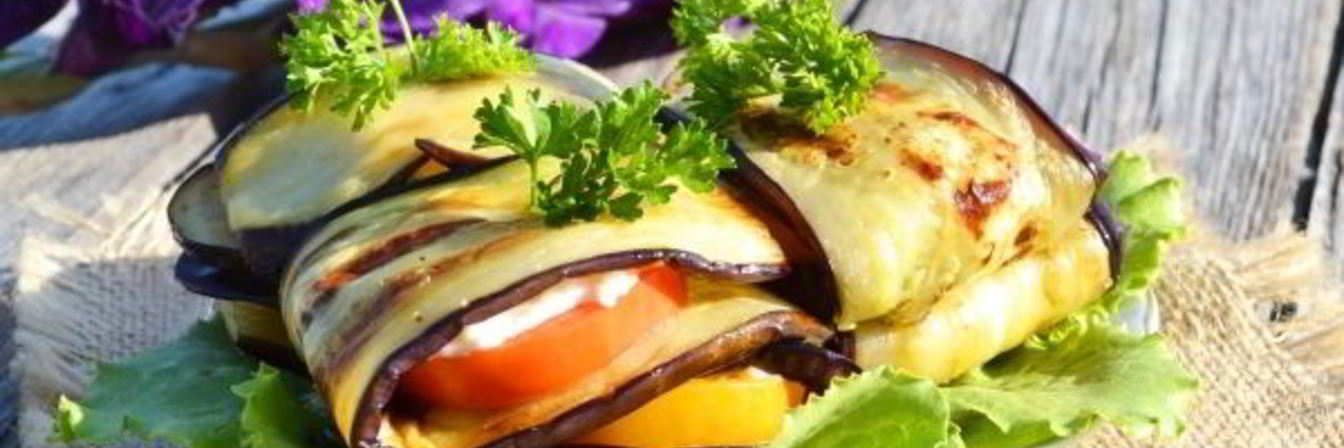 Конвертики из баклажанов с помидорами и плавленым сыром