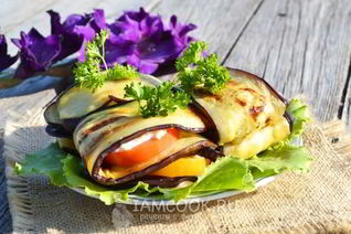 Конвертики из баклажанов с помидорами и плавленым сыром