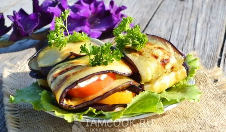 Рецепт конвертиков из баклажанов с помидорами и плавленым сыром