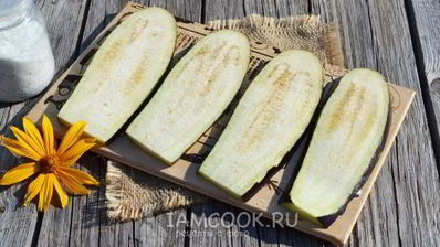 конвертики из баклажанов с помидорами и плавленым сыром