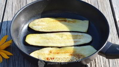 конвертики из баклажанов с помидорами и плавленым сыром