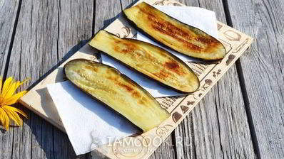 конвертики из баклажанов с помидорами и плавленым сыром