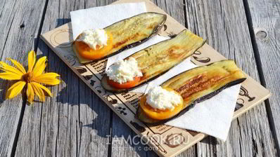 конвертики из баклажанов с помидорами и плавленым сыром